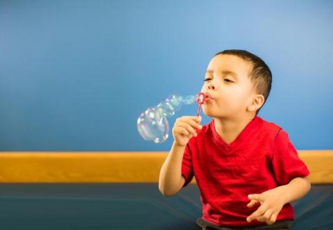 Sur un plan épidémiologique, il est clair que les garçons et les jeunes hommes sont plus susceptibles de développer un syndrome de détresse respiratoire néonatale, une dysplasie bronchopulmonaire, une bronchiolite virale, une pneumonie, ou l’asthme infantile. 