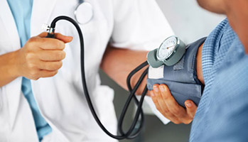 Hypertension : le traitement doit-il vraiment être automatique ?