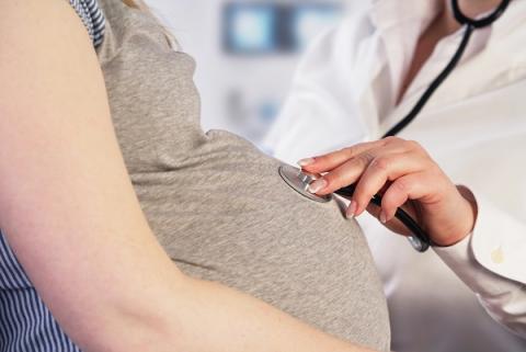 Il existe une association entre un IMC faible à la naissance et des conditions intra-utérines défavorables et insuffisantes en regard des exigences physiologiques de la grossesse. 