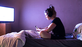 Associations entre les temps d'écran et les habitudes de sommeil chez des jeunes collégiens