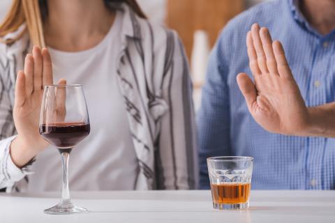 Si le SSPT et l'alcool vont souvent de pair, cette corrélation diffère selon le sexe, avec également des symptômes spécifiques aux hommes et aux femmes (Visuel AdobeStock_321951129). 