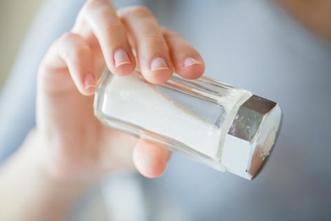 En plus d’augmenter notre tension artérielle, un excès de sel peut gravement perturber l'équilibre énergétique de certaines de nos cellules, immunitaires (Adobe Stock 85874898)