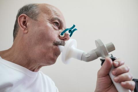L’équipe a suivi 28.584 participants d'âge moyen exempts de troubles cardiaques. Les participants ont passé des tests de spirométrie afin d’évaluer le fonctionnement pulmonaire (Visuel Adobe stock 289588262)