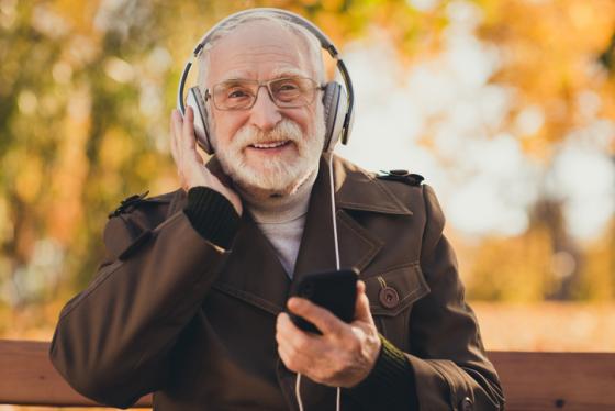 un homme âgé écoute de la musique