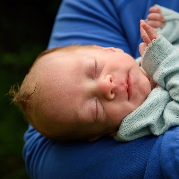 Une image contenant personne, bébé, bleu

Description générée automatiquement