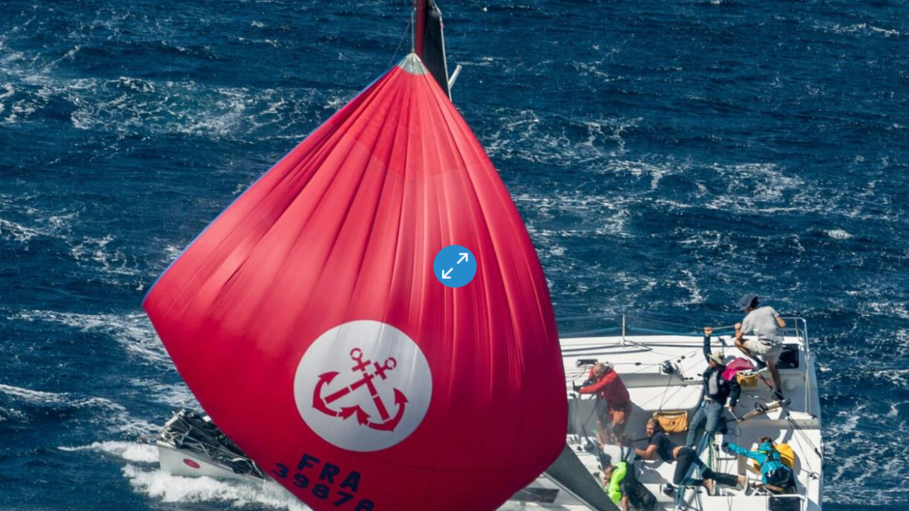 Une image contenant eau, extérieur, rouge, bateau

Description générée automatiquement