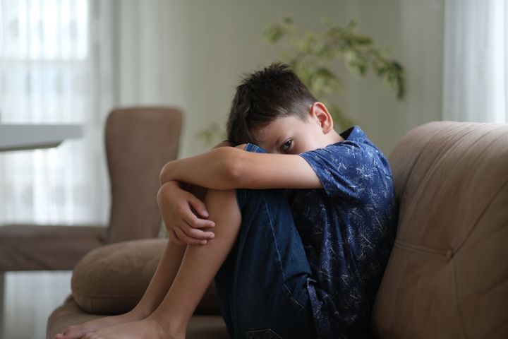 Les enfants expriment leur dépression de façon différente de celle des adultes au travers de multiples symptômes dont les principaux sont la tristesse et le désintérêt.