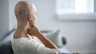 une femme atteinte d'un cancer en position assise