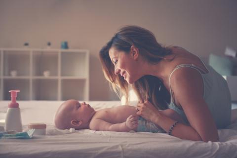 Une maman passe du temps avec son bébé, dans sa chambre.