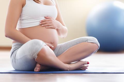 La sédentarité de la mère, tout comme une alimentation trop riche durant la grossesse, peut prédisposer le bébé au développement de troubles métaboliques (Visuel Adobe Stock 141052034)