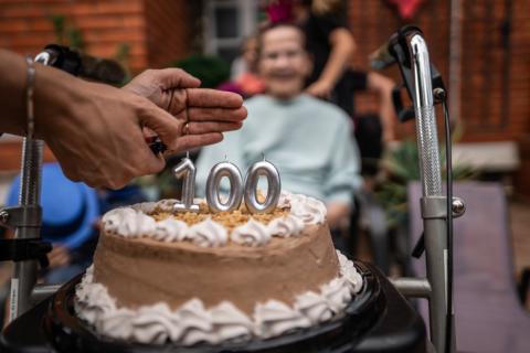 Personne célébrant son centième anniversaire