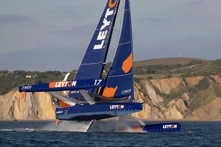 REALITES déjà partenaire de l’Ocean Fifty Leyton, annonce se lancer dans l’aventure de la voile dès 2023 avec la création du REALITES Sailing Team.