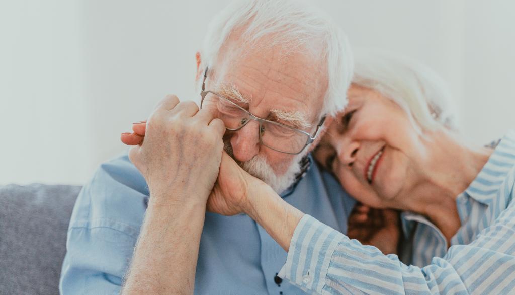 Les personnes aînées veulent encore faire des rencontres amoureuses et vivre leur sexualité, selon de nombreuses études. 