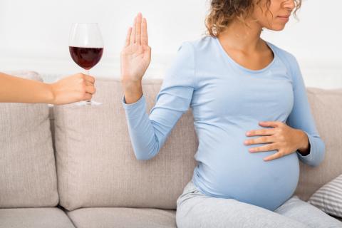 Aucune consommation d'alcool maternelle, durant la grossesse, aussi faible soit-elle, n’est sans danger pour le fœtus en développement (Visuel Adobe Stock 305413330)
