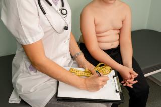 Un enfant souffrant d'obésité est en consultation avec une médecin.