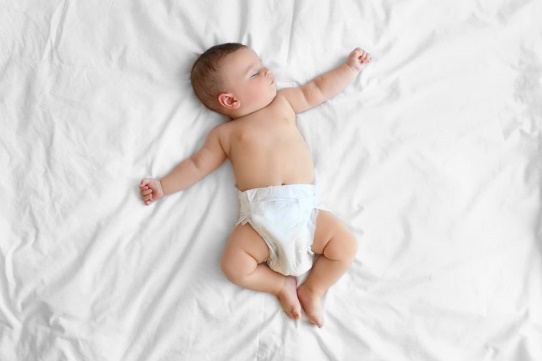 Une image contenant lit, bébé, intérieur, nappe

Description générée automatiquement