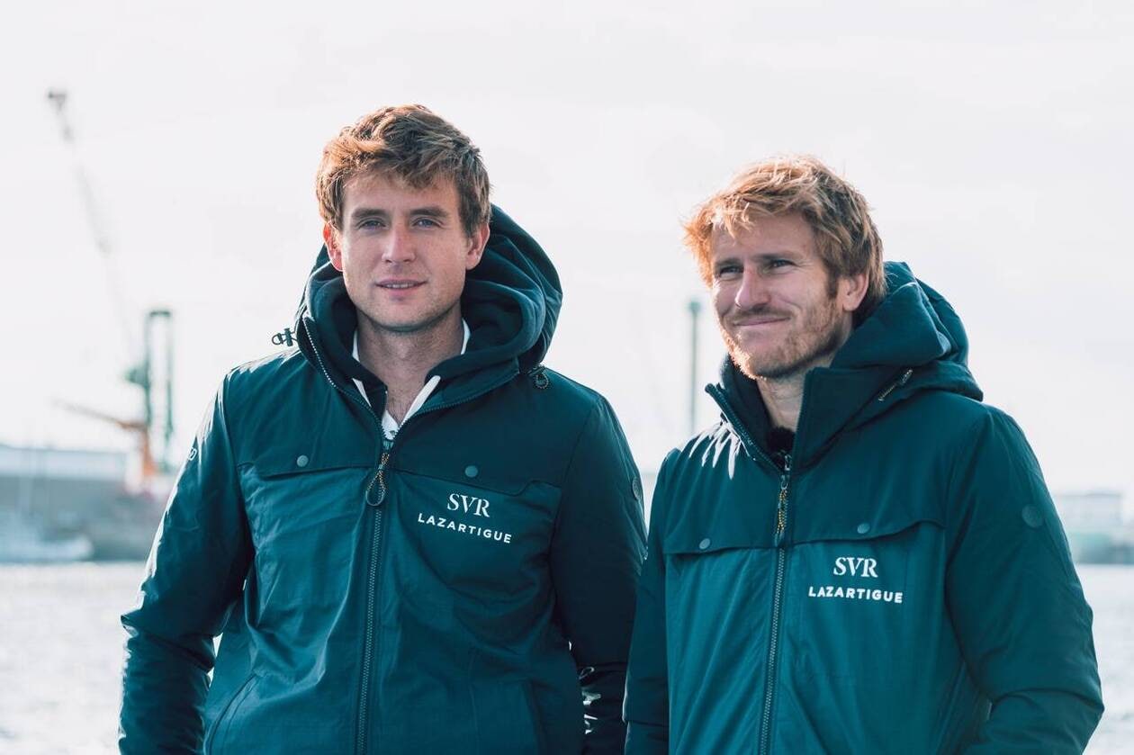 François Gabart (à droite) a confié mercredi à Tom Laperche la barre de son Maxi Trimaran SVR-Lazartigue  pour les prochaines courses océaniques en solitaire..