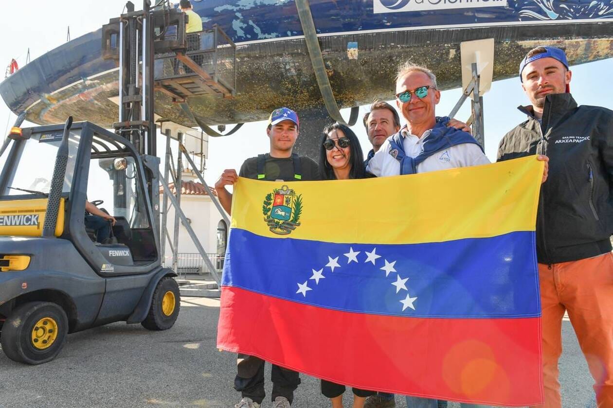 Il s’en est passé des choses depuis la découverte du bateau vainqueur du premier Vendée Globe au Venezuela ! Au milieu, Alexandre Treillard entouré de ses enfants et de sa petite équipe.