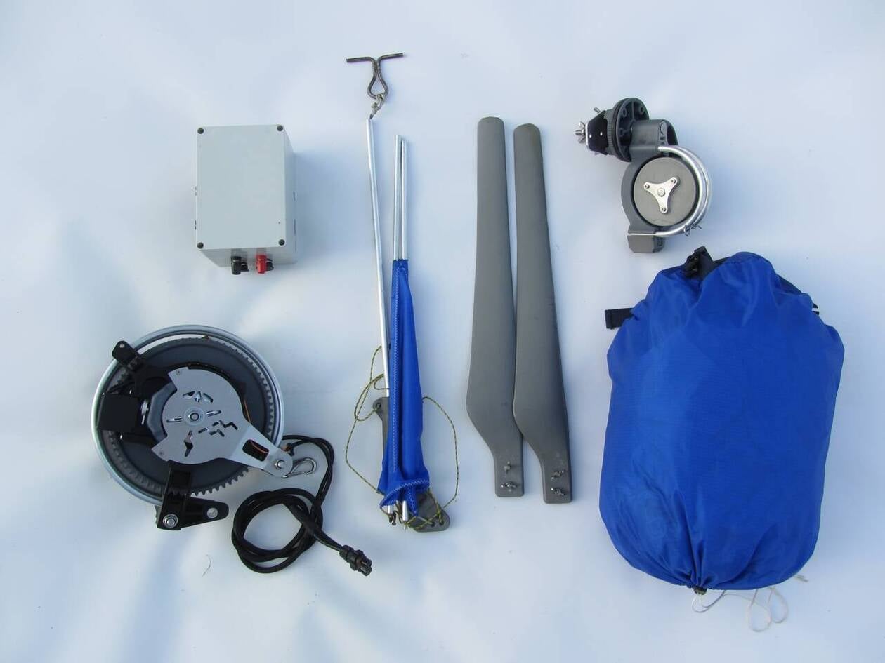Tout le kit Kiwee One tient dans un sac à dos, et une fois l’éolienne montée, et le cerf-volant envoyé, on peut produire 100 watts avec 15 nœuds de vent, et 400 watts avec 25 nœuds.