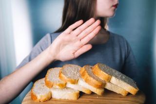 Une femme refuse de manger du pain.