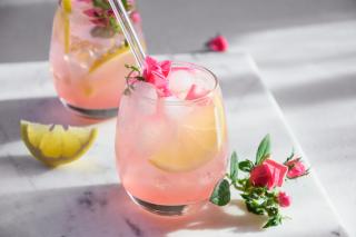 Deux cocktail d'été, roses avec des fruits. 