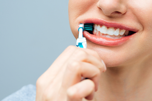 Une image contenant personne, brosse à dents, Dent, Hygiène bucco-dentaire

Description générée automatiquement